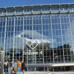 Римский конгресс-центр New Rome Convention Hall, где состоялась европейская премьера ZenFone 4, знаменит вписанной в его объём концептуальной структурой “Облако” (дизайн Studio Fuksas, 2016 г.; проглядывает прямо по центру стеклянного фронтона)