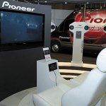 Белые кресла на стенде Pioneer